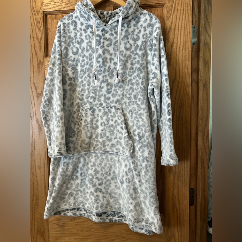 WildFox Gray Leopard Hoodie Robe - Small